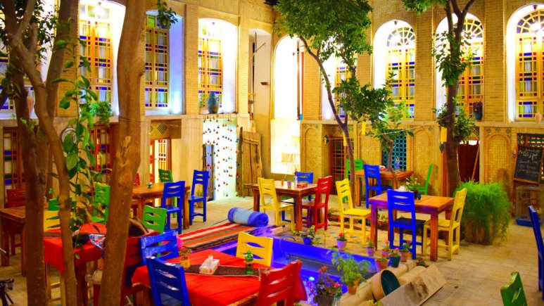 فضای داخلی اقامتگاه بومگردی عمارت هفت رنگ شیراز